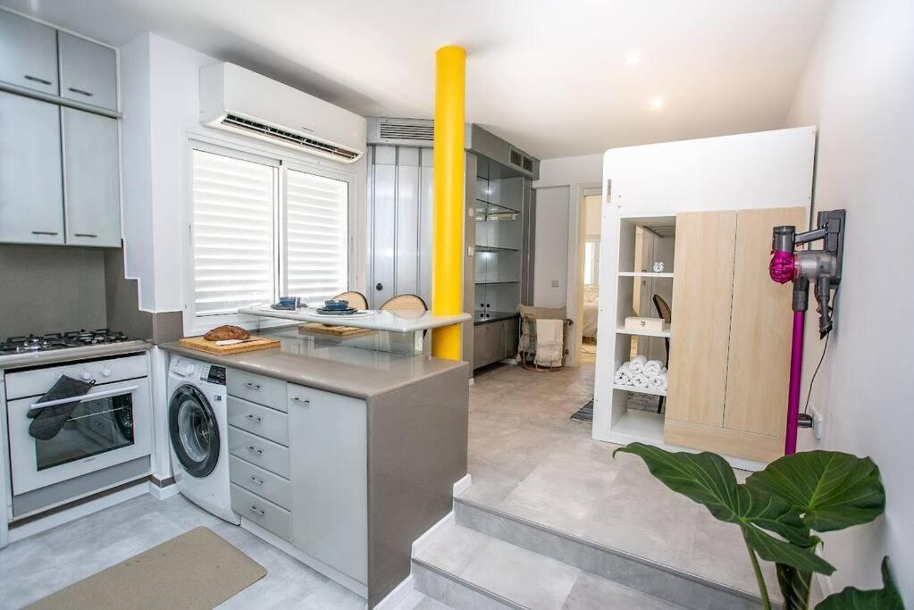 Prime Location 2br Flat דירה *